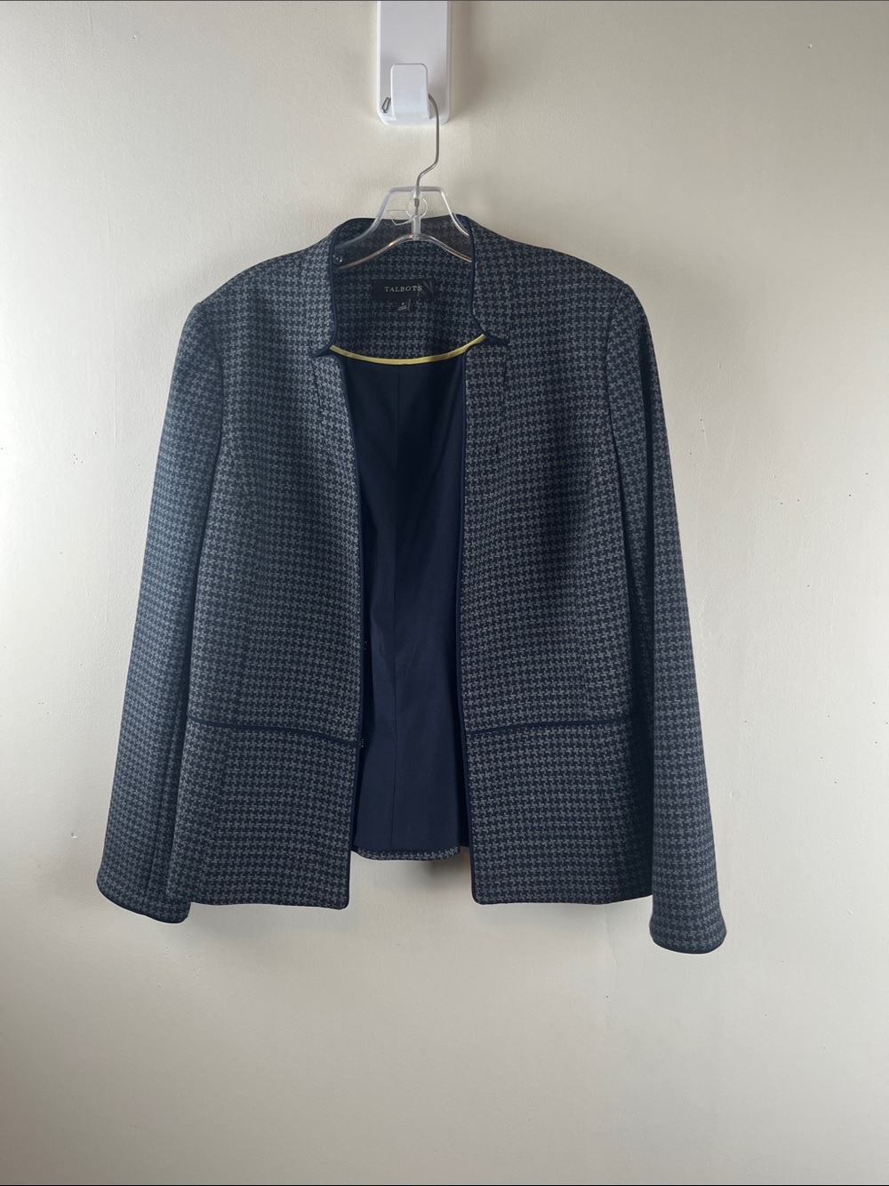 Talbots Navy and Gray Houndstooth Open Blazer

Length 25.5
Armpits 16